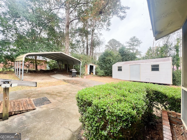 view of yard featuring a storage shed and a carport