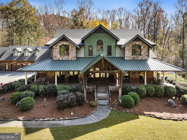 view of front of property featuring covered porch and a front lawn