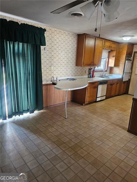 kitchen featuring ceiling fan, appliances with stainless steel finishes, sink, and kitchen peninsula