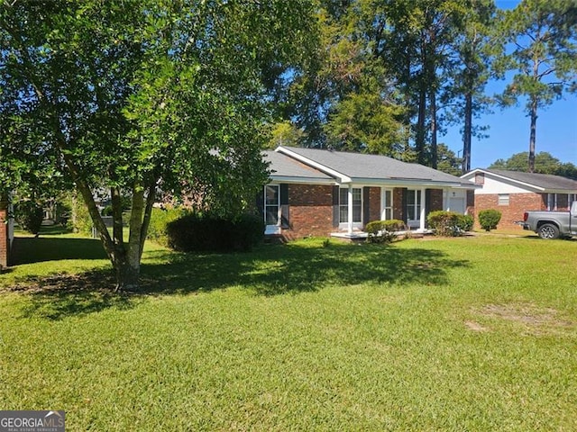 ranch-style house featuring a front lawn