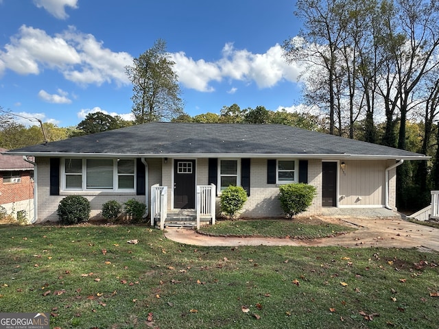 ranch-style house featuring a front lawn