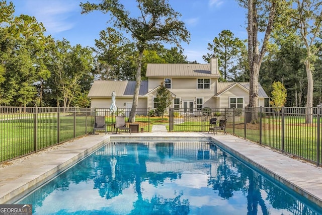 view of swimming pool featuring a lawn