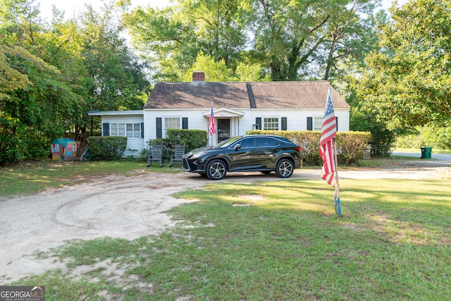 view of front facade with a front lawn