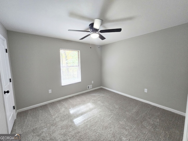 unfurnished room with carpet flooring and ceiling fan