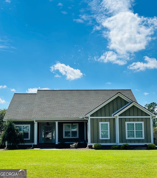 view of front of property featuring a front lawn