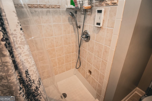 bathroom featuring a tile shower