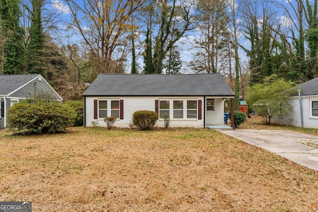 view of front of home with a front lawn