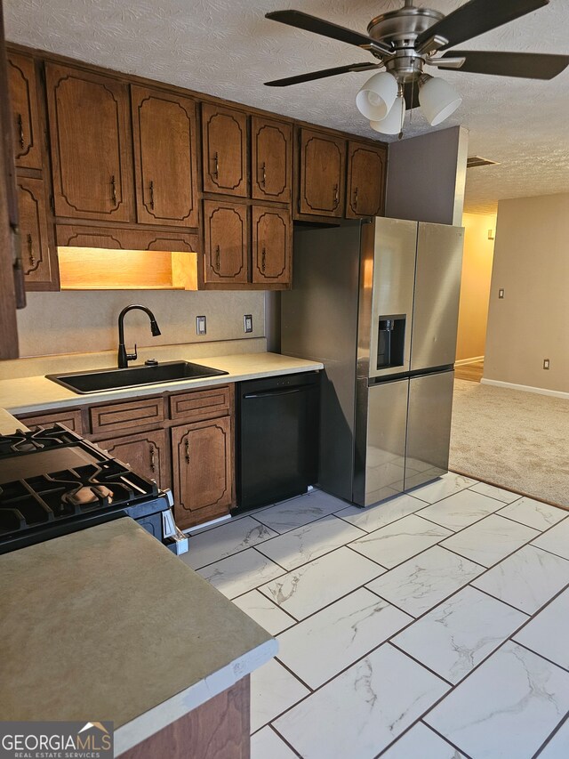 kitchen with ceiling fan, stainless steel fridge with ice dispenser, gas range, dishwasher, and sink