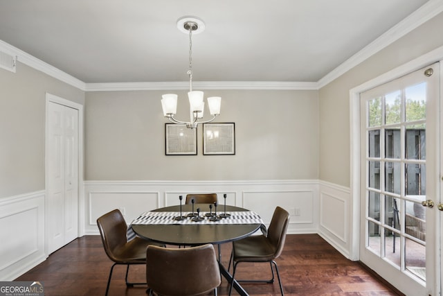 dining room featuring crown molding, dark hardwood / wood-style floors, and a notable chandelier