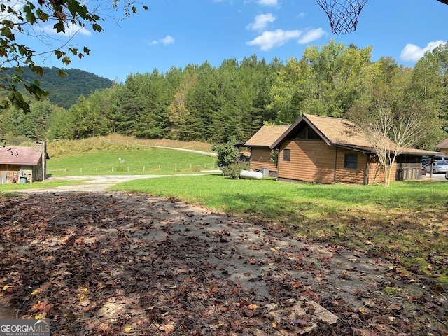 view of yard with a mountain view