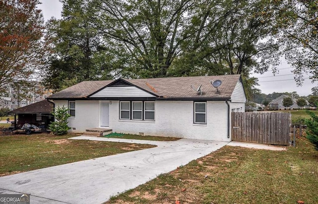 view of front of property featuring a front yard