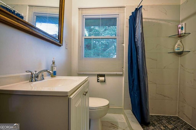 bathroom with toilet, a shower with curtain, and vanity