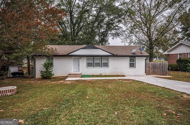 ranch-style home featuring a front yard