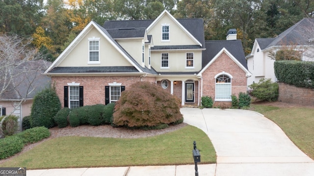 view of front facade featuring a front lawn