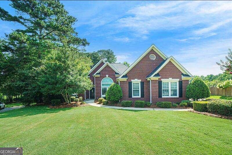 view of front of house with a front yard