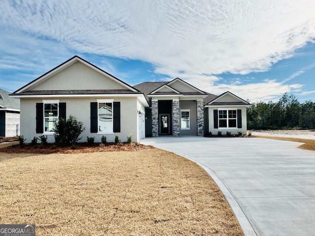 ranch-style home featuring a front lawn and stucco siding