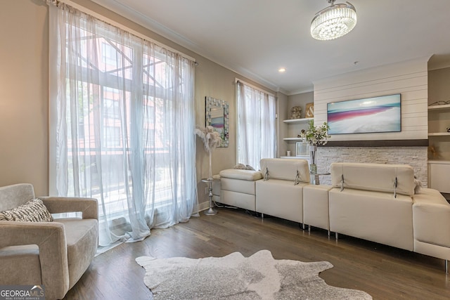 living room featuring a notable chandelier, dark hardwood / wood-style floors, and crown molding