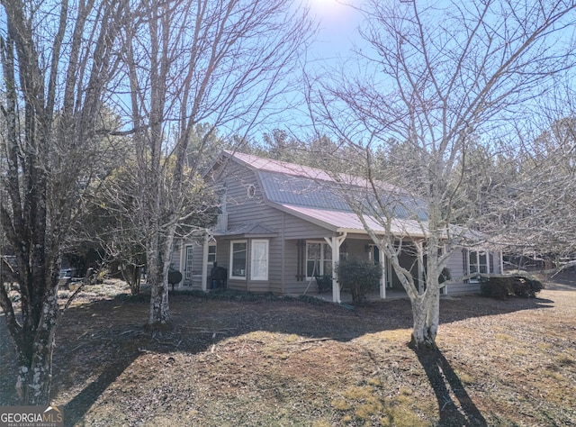 view of front of property with a front yard