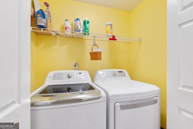 laundry room with a textured ceiling and independent washer and dryer