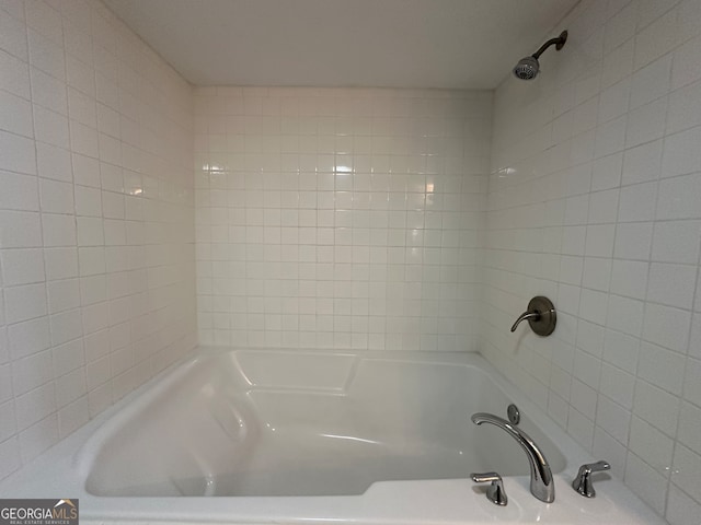 bathroom with tiled shower / bath