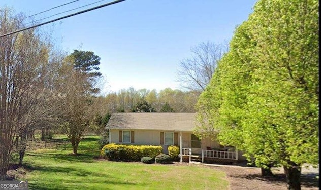 ranch-style home featuring a front yard