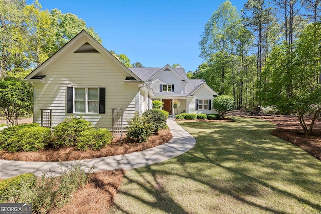 view of front of house featuring a front lawn