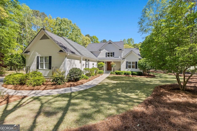 view of front facade with a front lawn