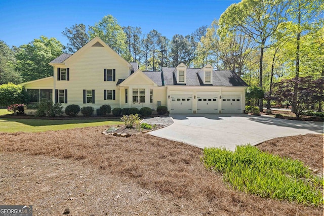 view of front facade featuring a garage and a front yard