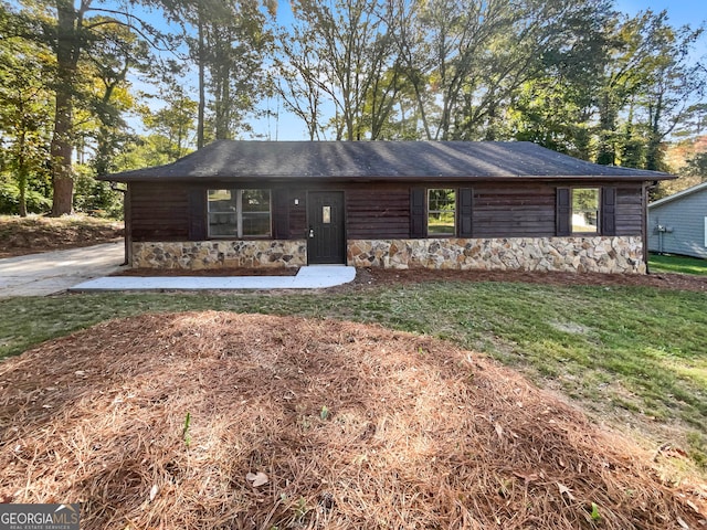 ranch-style home featuring a front yard