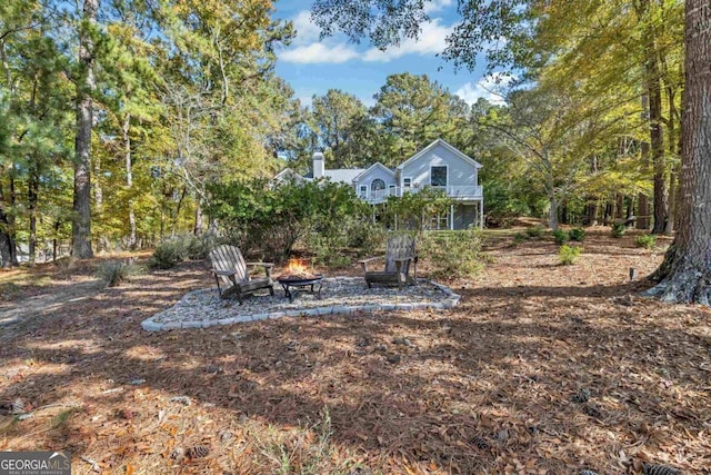 view of yard featuring an outdoor fire pit