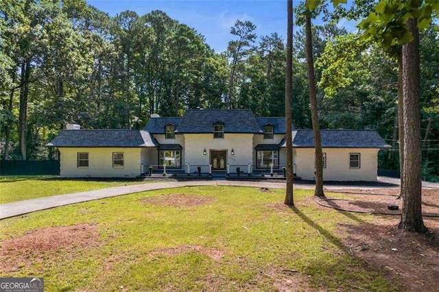 view of front of house with a front lawn