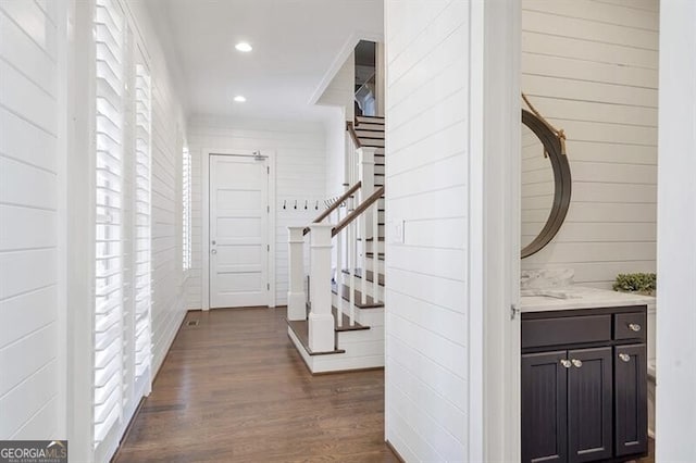 885 Crabapple Hl, Milton, GA 30004 - hallway featuring dark hardwood / wood-style floors