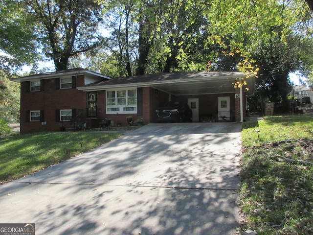 view of front of property featuring a front yard and a carport