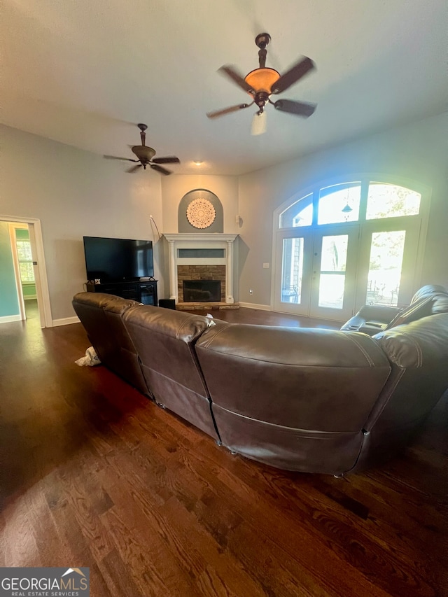 living room with dark wood-type flooring and ceiling fan