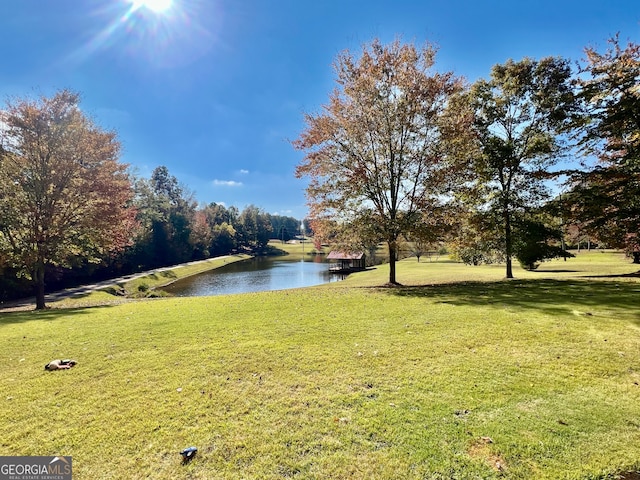 view of yard featuring a water view