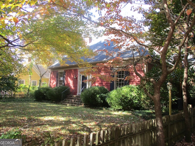 view of front of property featuring a front lawn