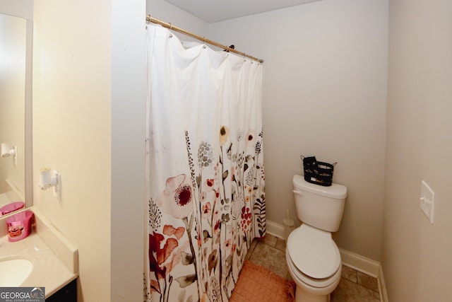 bathroom featuring a shower with curtain, vanity, and toilet