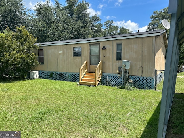 manufactured / mobile home with a front yard