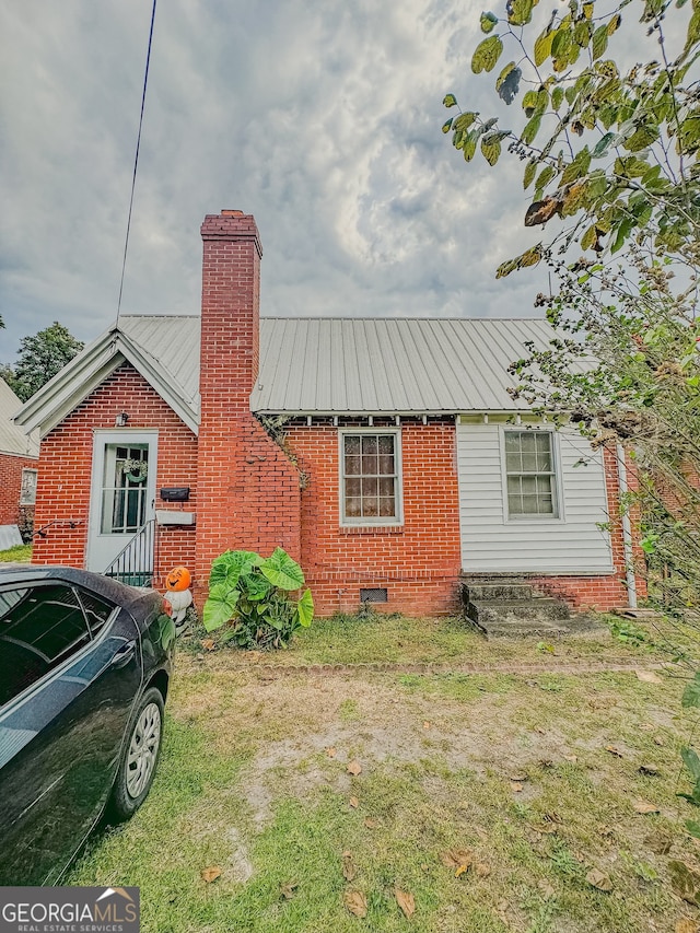 view of front facade featuring a front yard