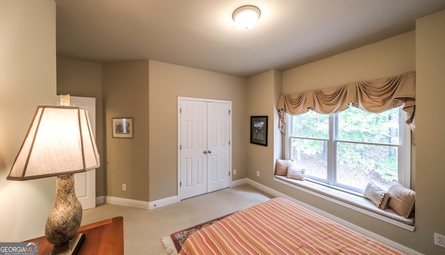 bedroom featuring carpet flooring and a closet