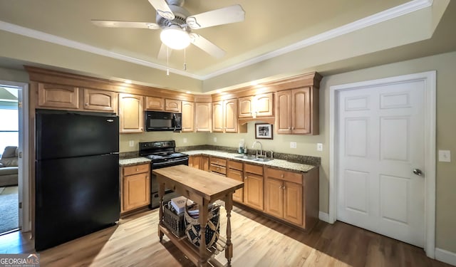 kitchen featuring ceiling fan, crown molding, sink, black appliances, and light hardwood / wood-style flooring