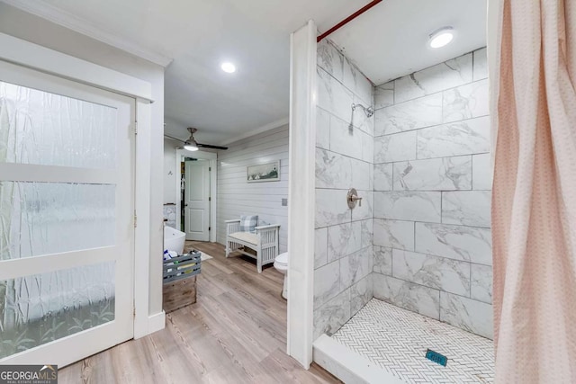 bathroom with a shower with curtain, ceiling fan, crown molding, wood-type flooring, and toilet