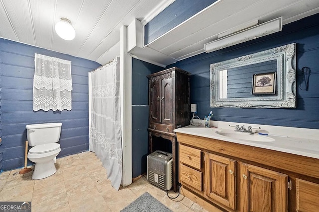 bathroom with a shower with curtain, toilet, and vanity