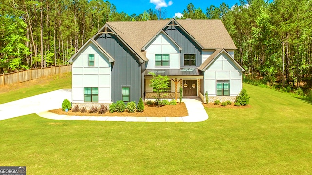 view of front facade featuring a front yard