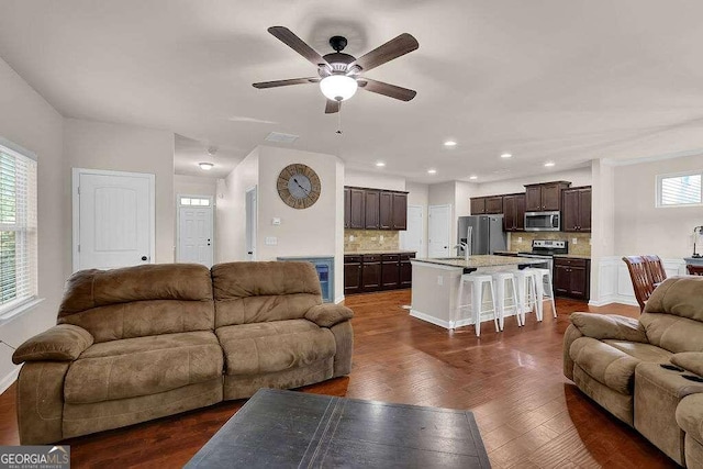 living room with dark wood-style floors, a ceiling fan, and recessed lighting