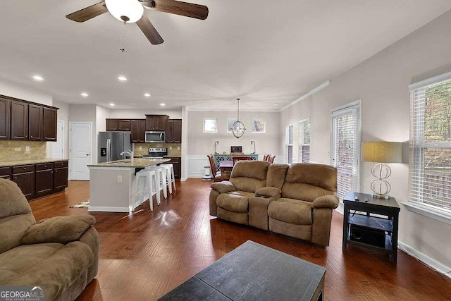 living area with dark wood-style floors, recessed lighting, baseboards, and a ceiling fan