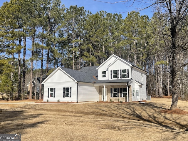 view of front of home featuring a front yard