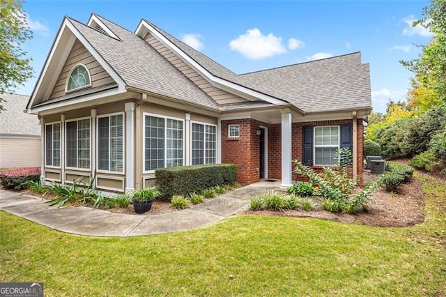 view of front of house featuring a front lawn