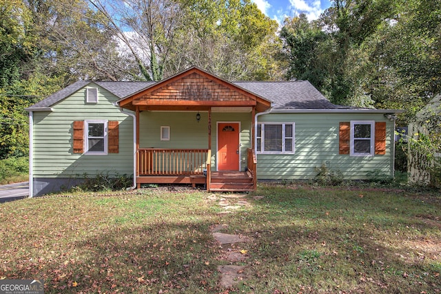 view of front of house featuring a front lawn