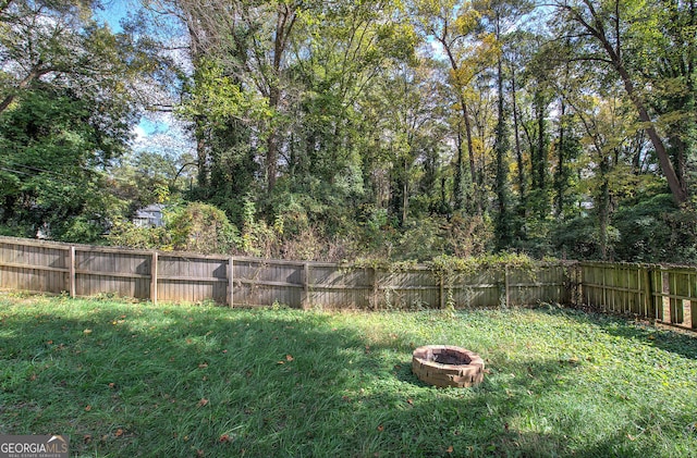 view of yard featuring an outdoor fire pit